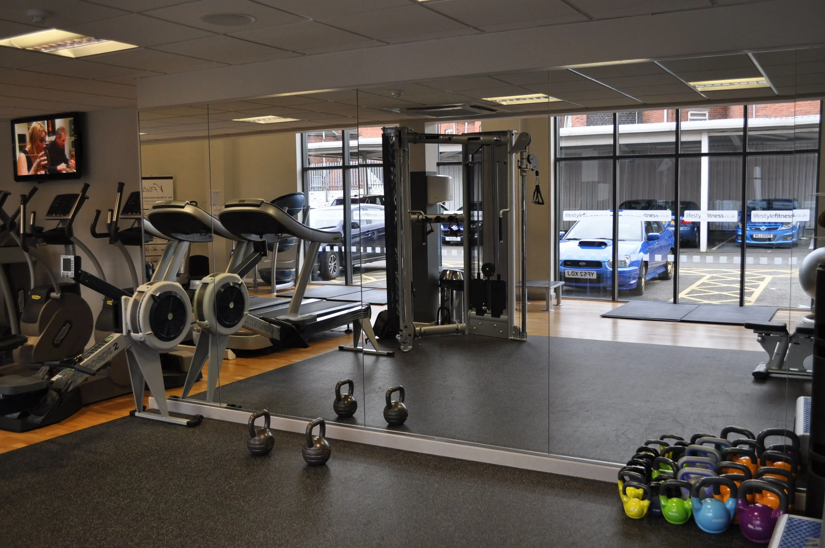 Зеркальные стены в фитнес-центре